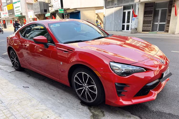 Tại Việt Nam, Toyota 86 từng được phân phối chính hãng với mức giá khoảng 1,7 tỷ đồng. Tuy nhiên, thiết kế kém thực dụng cùng mức giá cao khiến mẫu xe này ít được khách hàng quan tâm.
