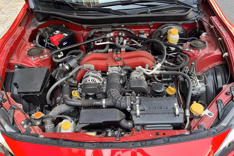 Mức giá xe Toyota 86 hàng hiếm được rao bán lại tại showroom ôtô ở TP HCM này không được chủ nhân công bố cụ thể, tuy nhiên với tình trạng gần như mới hoàn toàn, con số sẽ không hề thấp.