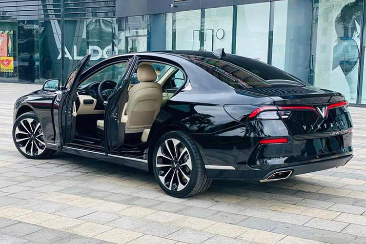 Theo đó, VinFast LUX A2.0 vốn có giá niêm yết 1,115-1,358 tỷ đồng, nhưng nay chỉ còn 600 triệu đồng cho bản nâng cao và 680 triệu đồng cho bản cao cấp. Thông tin từ các đại lý cho biết, hiện nay, trên toàn quốc chỉ có khoảng hơn 200 chiếc LUX A2.0 2022 tồn kho được giảm giá đợt này.