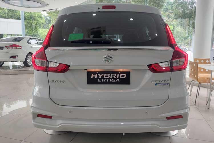 Mẫu xe MPV Suzuki Hybrid Ertiga AT sản xuất năm 2022 đang được các đại lý hỗ trợ 100% phí trước bạ, 1 năm bảo hiểm vật chất và 0% lãi suất trong 12 tháng cho khách hàng mua xe trong tháng 11.