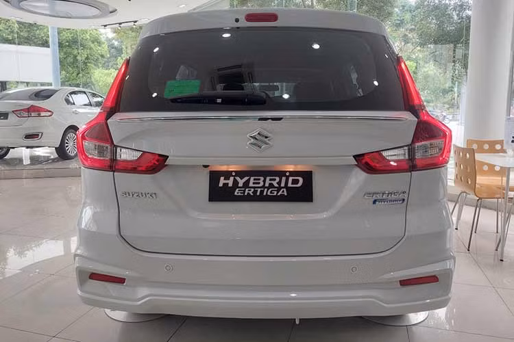 Mẫu xe MPV Suzuki Hybrid Ertiga AT sản xuất năm 2022 đang được các đại lý hỗ trợ 100% phí trước bạ, 1 năm bảo hiểm vật chất và 0% lãi suất trong 12 tháng cho khách hàng mua xe trong tháng 11.