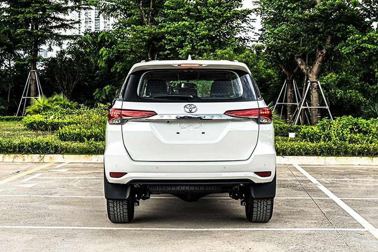 Hai phiên bản Toyota Fortuner 2.4AT 4×2 Legender và 2.8AT 4×4 Legender có mức giảm lần lượt là 45 triệu và 50 triệu đồng. Trong khi đó, các phiên bản số sàn có mức giảm thấp hơn từ 10 – 20 triệu đồng, cùng với đó, số lượng xe không còn nhiều tại các đại lý. Như vậy, tổng ưu đãi của Toyota Fortuner trong tháng 11 dao động từ 110 – 143 triệu đồng.