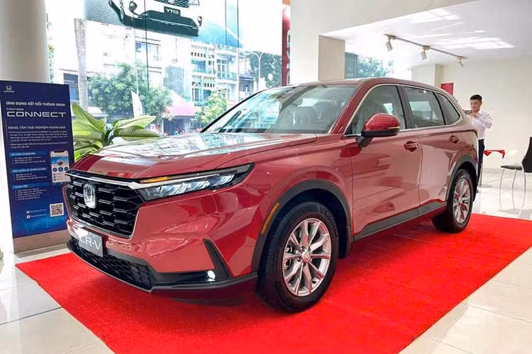Vào hồi đầu tháng 11, Honda CR-V 2024 đã được một số đại lý khu vực phía Bắc tung ưu đãi tiền mặt và tặng kèm phụ kiện. Đến nay, mẫu SUV “quốc dân” này tiếp tục được áp dụng ưu đãi khủng nhằm thu hút khách hàng. Theo tìm hiểu tại một số đại lý, Honda CR-V 2024 đang được áp dụng chương trình hỗ trợ 100% phí trước bạ. Tuy nhiên, khuyến mại này chỉ dành cho hai phiên bản G và L 2WD. 