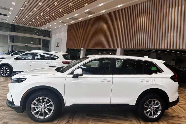 Theo đó, khách hàng khi mua Honda CR-V 2024 bản G và L 2WD sẽ được nhận ưu đãi 50% lệ phí trước bạ của Chính phủ cùng với 50% của đại lý. Như vậy, đối với Honda CR-V 2024 bản G khách hàng có thể tiết kiệm một khoản tiền lên tới 111 triệu đồng, trong khi bản L 2WD là 118 triệu đồng.