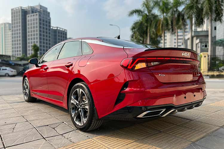 Riêng Kia K5 sản xuất 2023 không được giảm giá. Xe vẫn có giá niêm yết 859 triệu đồng, 904 triệu đồng và 999 triệu đồng, tương ứng với bản Luxury, Premium và GT-Line. Kia K5 được lắp ráp trong nước và được hưởng ưu đãi 50% phí trước bạ của Chính phủ.