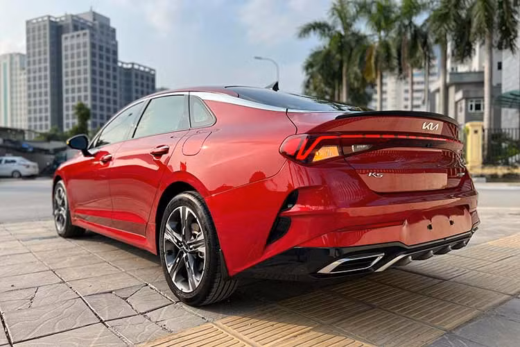 Riêng Kia K5 sản xuất 2023 không được giảm giá. Xe vẫn có giá niêm yết 859 triệu đồng, 904 triệu đồng và 999 triệu đồng, tương ứng với bản Luxury, Premium và GT-Line. Kia K5 được lắp ráp trong nước và được hưởng ưu đãi 50% phí trước bạ của Chính phủ.