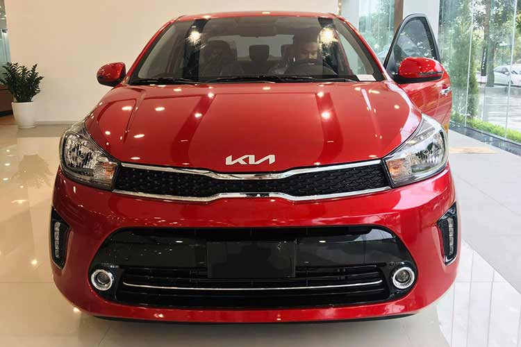 Với mức giá mới công bố chỉ từ 368 triệu đồng cho phiên bản tiêu chuẩn MT số sàn, Kia Soluto tại Việt Nam đang là mẫu xe có giá bán tốt nhất phân khúc B-sedan, thích hợp cho những khách hàng cá nhân hoặc gia đình trẻ lần đầu mua xe.