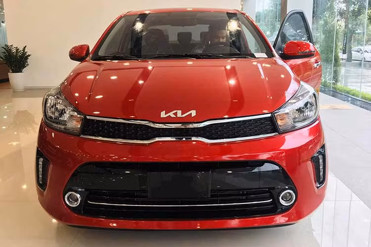 Với mức giá mới công bố chỉ từ 368 triệu đồng cho phiên bản tiêu chuẩn MT số sàn, Kia Soluto tại Việt Nam đang là mẫu xe có giá bán tốt nhất phân khúc B-sedan, thích hợp cho những khách hàng cá nhân hoặc gia đình trẻ lần đầu mua xe.