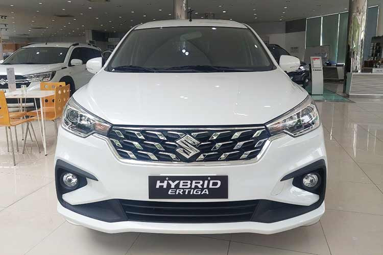 Tổng mức ưu đãi dành cho mẫu xe Suzuki Hybrid Ertiga này quy ra tiền mặt lên đến 100 triệu đồng. Trong khi đó, phiên bản Hybrid Ertiga MT có số VIN 2022 chỉ giảm 100% phí trước bạ tương đương 54 triệu đồng. 