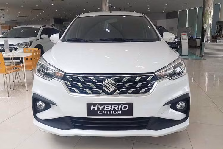 Tổng mức ưu đãi dành cho mẫu xe Suzuki Hybrid Ertiga này quy ra tiền mặt lên đến 100 triệu đồng. Trong khi đó, phiên bản Hybrid Ertiga MT có số VIN 2022 chỉ giảm 100% phí trước bạ tương đương 54 triệu đồng. 