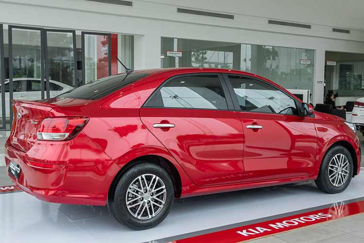 Bên cạnh đó, các phiên bản cao hơn cũng được điều chỉnh giá bán, giảm 7-20 triệu đồng tùy phiên bản. Trong đó, phiên bản AT Deluxe có giá bán mới là 439 triệu đồng, giảm 7 triệu đồng so với giá niêm yết trước đó. Phiên bản cao cấp nhất Kia Soluto AT Luxury giảm giá 20 triệu đồng, đưa mức giá sau ưu đãi chỉ từ 462 triệu thay vì 482 triệu đồng.