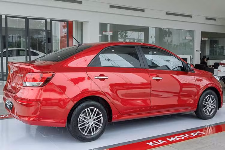 Bên cạnh đó, các phiên bản cao hơn cũng được điều chỉnh giá bán, giảm 7-20 triệu đồng tùy phiên bản. Trong đó, phiên bản AT Deluxe có giá bán mới là 439 triệu đồng, giảm 7 triệu đồng so với giá niêm yết trước đó. Phiên bản cao cấp nhất Kia Soluto AT Luxury giảm giá 20 triệu đồng, đưa mức giá sau ưu đãi chỉ từ 462 triệu thay vì 482 triệu đồng.