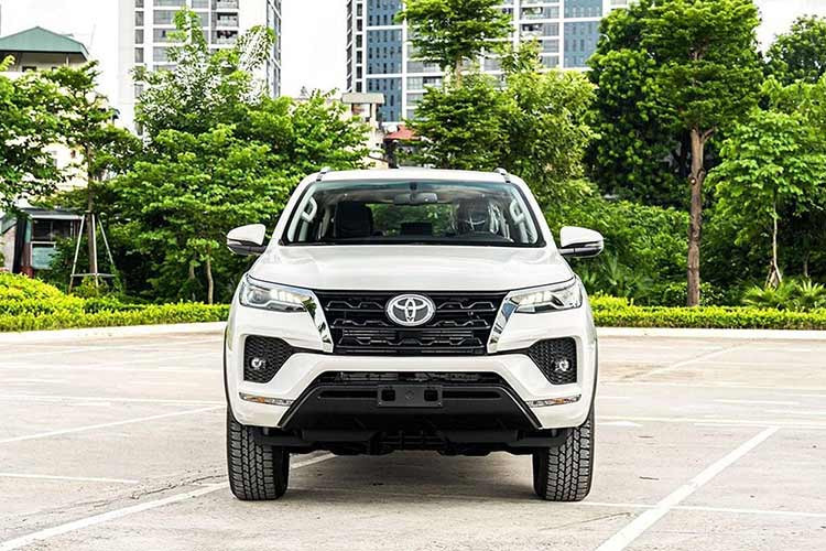 Dẫn đầu loạt ôtô gia đình tại Việt Nam giảm giá là Toyota Fortuner máy dầu lắp ráp đang được hưởng ưu đãi 50% lệ phí trước bạ từ Chính phủ, tương đương với mức giảm tiền mặt khoảng 51 – 88 triệu đồng (tùy vào tỉnh, thành đăng ký xe). Ngoài ra, Toyota Fortuner bản máy dầu 2.4MT 4×2 hiện được đại lý giảm 55 triệu đồng. Tương tự, Toyota Fortuner máy dầu 2.4AT 4×2 giảm giá 55 triệu đồng.