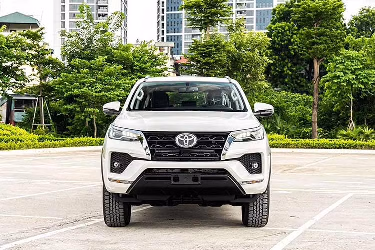 Dẫn đầu loạt ôtô gia đình tại Việt Nam giảm giá là Toyota Fortuner máy dầu lắp ráp đang được hưởng ưu đãi 50% lệ phí trước bạ từ Chính phủ, tương đương với mức giảm tiền mặt khoảng 51 – 88 triệu đồng (tùy vào tỉnh, thành đăng ký xe). Ngoài ra, Toyota Fortuner bản máy dầu 2.4MT 4×2 hiện được đại lý giảm 55 triệu đồng. Tương tự, Toyota Fortuner máy dầu 2.4AT 4×2 giảm giá 55 triệu đồng.