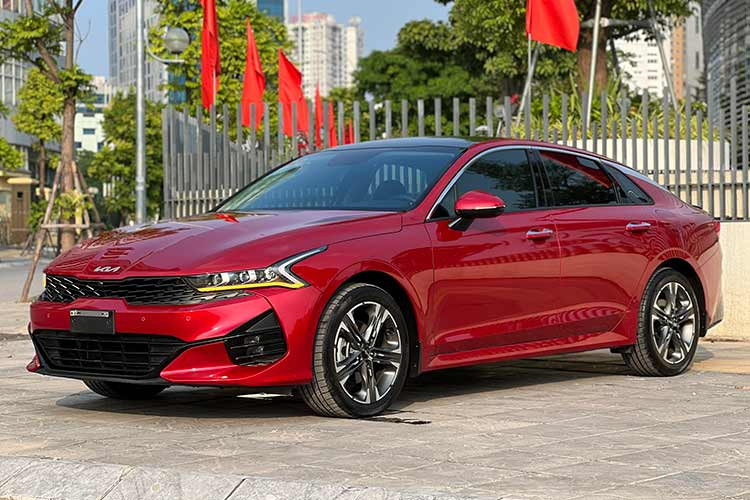 Một số đại lý đang chào bán Kia K5 sản xuất 2022 bản Luxury với mức giảm sâu lên đến 139 triệu đồng, kéo giá xe hiện chỉ còn 720 triệu đồng. Bản Premium giảm 65 triệu đồng, giá bán thực tế đang là 839 triệu đồng.