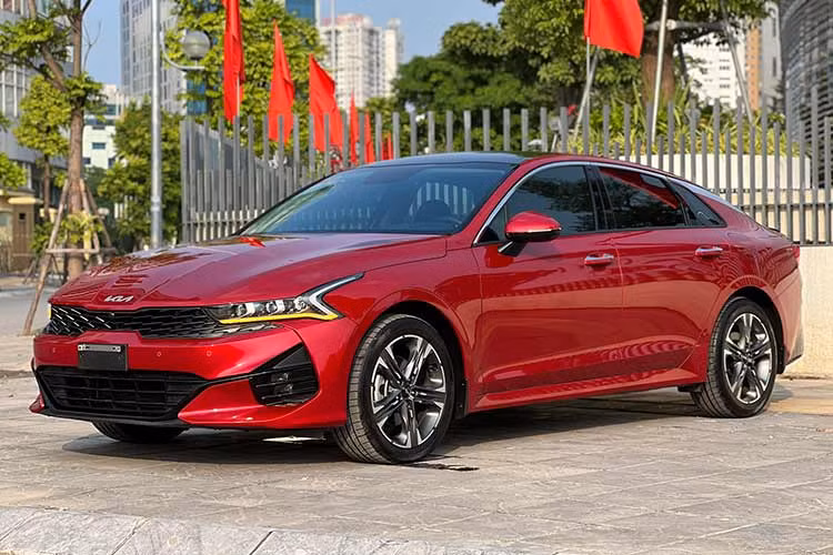 Một số đại lý đang chào bán Kia K5 sản xuất 2022 bản Luxury với mức giảm sâu lên đến 139 triệu đồng, kéo giá xe hiện chỉ còn 720 triệu đồng. Bản Premium giảm 65 triệu đồng, giá bán thực tế đang là 839 triệu đồng.