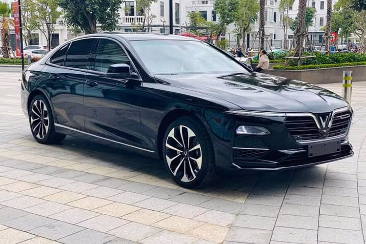 VinFast LUX A2.0 đã ngừng sản xuất từ tháng 7/2022 trên thị trường Việt. Tuy nhiên, một số đại lý cho biết còn tồn số ít xe VinFast LUX A2.0 số VIN 2022. Do đó, mẫu xe này được hạ giá sâu kịch sàn để thu hút khách mua.