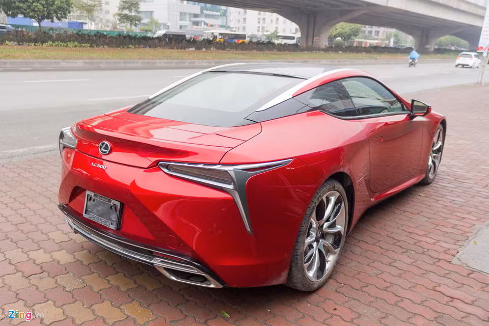 Mẫu xe thể thao Lexus LC 500 có ngoại hình không khác biệt phiên bản LC 500h từng trưng bày tại Việt Nam, chỉ khác ở hệ thống dẫn động. Ngoài giá bán tiêu chuẩn, khách mua dòng xe này có thể tùy chọn các trang bị khác với giá từ 2.790 đến 10.000 USD.