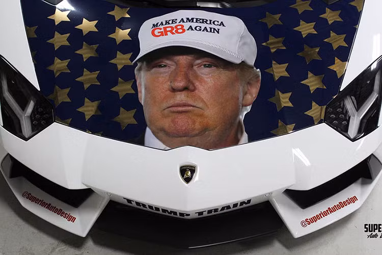 Thực chất, đây là chiếc siêu xe Lamborghini Aventador Donald Trump được ra mắt vào tháng 5/2016 của một người hâm mộ tỷ phú này. Chiếc xe được tạo ra với mục đích ủng hộ cho ông Trump thắng cử vào vị trí Tổng thống Mỹ và kết thúc vào ngày 8/11 vừa qua.