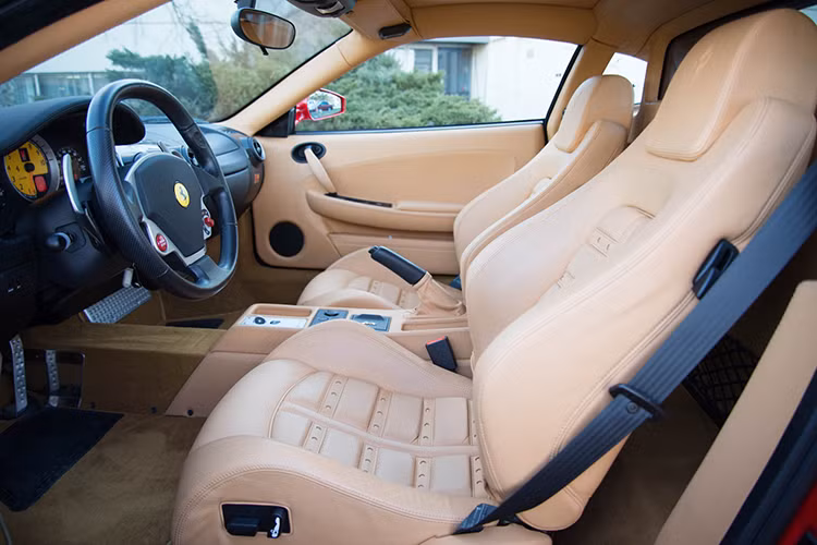 Bên trong chiếc siêu xe là không gian nội thất bọc da màu be với ghế theo phong cách siêu xe Ferrari Daytona. Ngoài ra, chiếc siêu xe còn có bảng đồng hồ màu vàng và hệ thống radio với đầu đĩa 6 CD... Nhờ việc chăm sóc cẩn thận của chủ nhân hiện tại, chiếc Ferrari F430 này còn trong tình trạng nguyên vẹn và vẫn còn khá tốt.