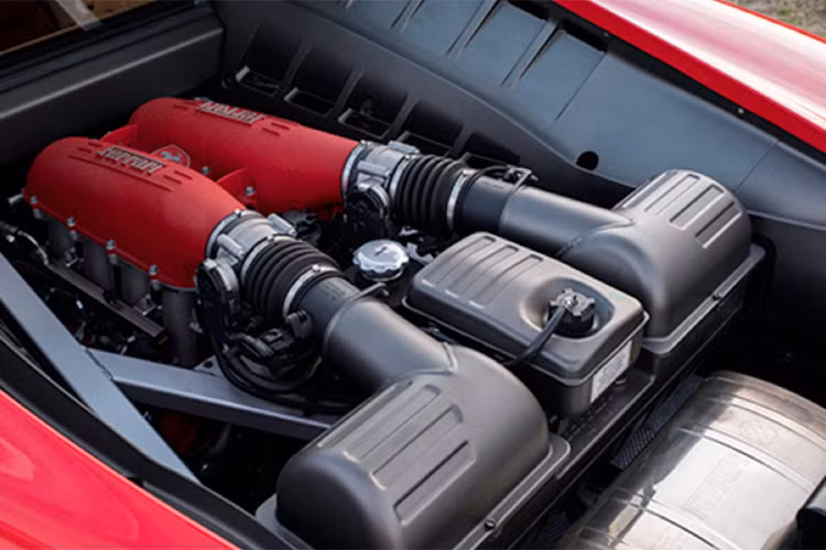 Ferrari F430 được trang bị động cơ V8, dung tích 4,3 lít, công suất tối đa 498 mã lực và mô-men xoắn cực đại 465 Nm tại 5.250 vòng/phút, đi cùng hộp số sàn 6 cấp. Theo công bố của hãng siêu xe Ferrari, F430 có thể tăng tốc 0-100 km/h trong khoảng 4 giây và có thể đạt vận tốc tối đa 315 km/h.