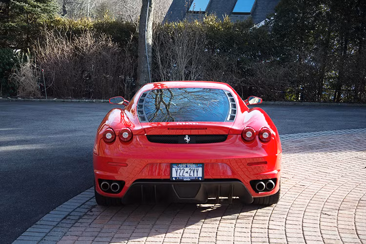 Chiếc siêu xe Ferrari F430 cũ của tân Tổng thống Mỹ được sơn màu đỏ Rosso Corsa quen thuộc. mẫu xe này từng được hãng siêu xe đình đám nước Ý giới thiệu lần đầu tiên vào năm 2004, đến 2009 đã được thay thế bằng những chiếc 458 Italia. Vị Tổng thống và tỷ phú bất động sản này đã mua chiếc Ferrari phục vụ mục đích sử dụng cá nhân.