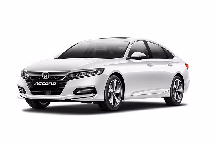 Giá xe Honda Accord 2022 chính hãng tại Việt Nam từ 1,319 đến 1,329 tỷ đồng - tương đồng 2 phiên bản Toyota Camry 2.5Q (1,349 tỷ đồng) và 2.5HV (1,449 tỷ đồng), trong khi đắt hơn bộ đôi Camry 2.0G và 2.0Q (1,05-1,167 tỷ đồng).