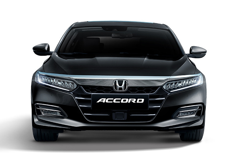 Honda SENSING được trang bị trên Accord mới gồm 5 công nghệ ưu việt: Hệ thống phanh giảm thiểu va chạm (CMBS): Cảnh báo người lái khi phát hiện vật cản phía trước. Ngoài ra, trong trường hợp người lái không thể tránh khỏi va chạm, hệ thống sẽ tự động phanh để giảm thiểu thiệt hại.