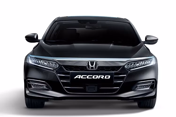 Honda SENSING được trang bị trên Accord mới gồm 5 công nghệ ưu việt: Hệ thống phanh giảm thiểu va chạm (CMBS): Cảnh báo người lái khi phát hiện vật cản phía trước. Ngoài ra, trong trường hợp người lái không thể tránh khỏi va chạm, hệ thống sẽ tự động phanh để giảm thiểu thiệt hại.