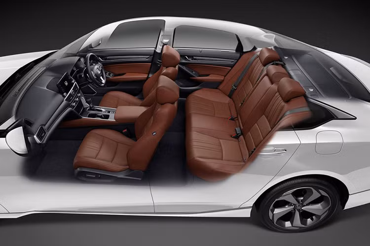 Sức mạnh của Honda Accord là khối động cơ tăng áp VTEC TURBO 1.5L cho công suất tối đa 188 Hp tại 5.500 vòng/phút và mô-men xoắn cực đại 260 Nm ở dải vòng tua 1.600-5.000 vòng/phút. Người lái có thể chọn chế độ lái thể thao SPORT để trải nghiệm lái mạnh mẽ, hay chế độ ECON khi cần giảm thiểu tiêu hao nhiên liệu.