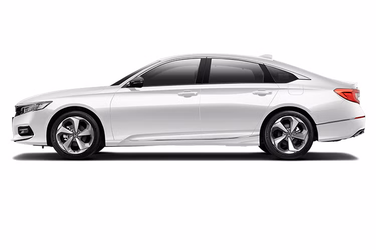 Ngoài công nghệ hiện đại và khả năng vận hành, Honda Accord mới còn có thiết kế ngoại thất thanh lịch, hiện đại nhưng vẫn đậm chất thể thao với hệ thống đèn LED tinh xảo, ăng-ten vây cá mập và la-zăng 18 inch phá cách. Xe sở hữu khoang nội thất rộng rãi, cao cấp với nhiều trang bị tiện nghi như màn hình cảm ứng tích hợp tính năng kết nối Apple CarPlay và Android Auto, tính năng khởi động từ xa trên chìa khóa, cửa sổ trời...