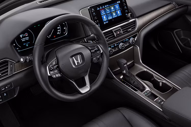 Hệ thống kiểm soát hành trình thích ứng bao gồm dải tốc độ thấp (ACC with LSF): Hỗ trợ duy trì khoảng cách với phương tiện phía trước khi lái xe trên đường cao tốc. Hệ thống sẽ tự động tăng tốc và giảm tốc giúp việc lái xe thoải mái hơn, đồng thời mở rộng khả năng duy trì khoảng cách kể cả trong tình huống phương tiện phía trước dừng lại.