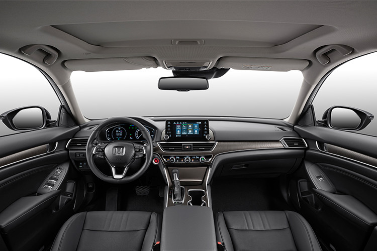 Ngoài ra còn có hệ thống đèn pha thích ứng tự động (AHB): Trong điều kiện lái xe vào ban đêm, hệ thống tự động chuyển đổi giữa đèn chiếu gần và đèn chiếu xa tùy thuộc vào tình trạng giao thông. 