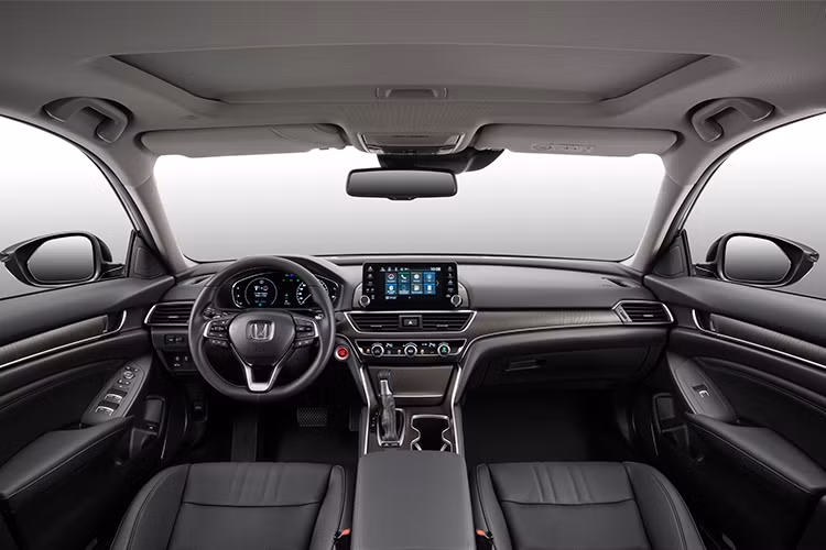 Ngoài ra còn có hệ thống đèn pha thích ứng tự động (AHB): Trong điều kiện lái xe vào ban đêm, hệ thống tự động chuyển đổi giữa đèn chiếu gần và đèn chiếu xa tùy thuộc vào tình trạng giao thông. 