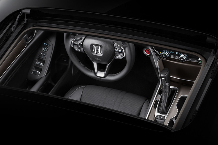 Bên cạnh đó, Honda Accord mới được trang bị các công nghệ an toàn tiên tiến như các hệ thống cảnh báo chống buồn ngủ, hệ thống quan sát làn đường, phanh tay điện tử, giữ phanh tự động, cân bằng điện tử, hỗ trợ khởi hành ngang dốc, camera chiếu hậu đa góc, 6 túi khí…