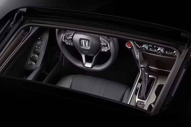 Bên cạnh đó, Honda Accord mới được trang bị các công nghệ an toàn tiên tiến như các hệ thống cảnh báo chống buồn ngủ, hệ thống quan sát làn đường, phanh tay điện tử, giữ phanh tự động, cân bằng điện tử, hỗ trợ khởi hành ngang dốc, camera chiếu hậu đa góc, 6 túi khí…