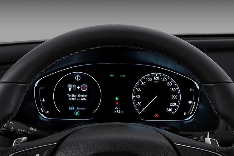 Hệ thống giảm thiểu chệch làn đường (RDM): Cảnh báo và hỗ trợ người lái đi đúng làn đường khi hệ thống phát hiện xe di chuyển quá gần hoặc đè lên vạch kẻ phân cách. Hệ thống hỗ trợ giữ làn đường (LKAS): Hỗ trợ đánh lái để giữ cho xe luôn đi ở giữa làn đường, đồng thời hiển thị cảnh báo trong trường hợp xe có thể đi chệch khỏi làn đường.