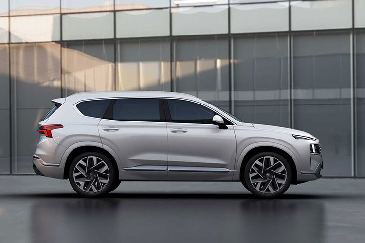 Theo công bố từ phía nhà sản xuất và các chuyên gia đánh giá, mẫu xe SUV Hyundai SantaFe PHEV 2022 ghi điểm với khả năng tiết kiệm nhiên liệu vượt trội. Theo dữ liệu chính thức từ EPA, SantaFe PHEV 2022 có thể di chuyển được quãng đường tối đa lên tới 50 km giữa hai lần sạc đối với chế độ thuần điện.