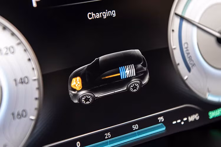 Ngoài ra, Hyundai SantaFe PHEV còn có sạc điện thoại thông minh không dây và bộ biến tần 220 V tiêu chuẩn. Đặc biệt, người dùng bản cao cấp nhất còn có thể sử dụng ứng dụng trên điện thoại thông minh thay cho khóa điều khiển từ xa...