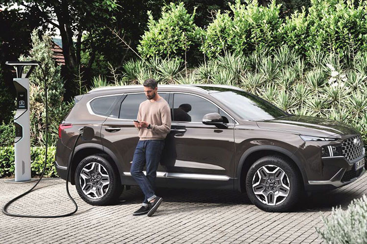 Thật đáng tiếc khi phiên bản Hybrid lẫn PHEV của Santa Fe facelift không được ra mắt tại thị trường Việt Nam. Cả 6 phiên bản của Hyundai SantaFe 2022 đang được phân phối ở các đại lý đều là động cơ xăng hoặc dầu. SantaFe mới tại Việt Nam có giá bán dao động từ 1,03 - 1,34 tỷ đồng.