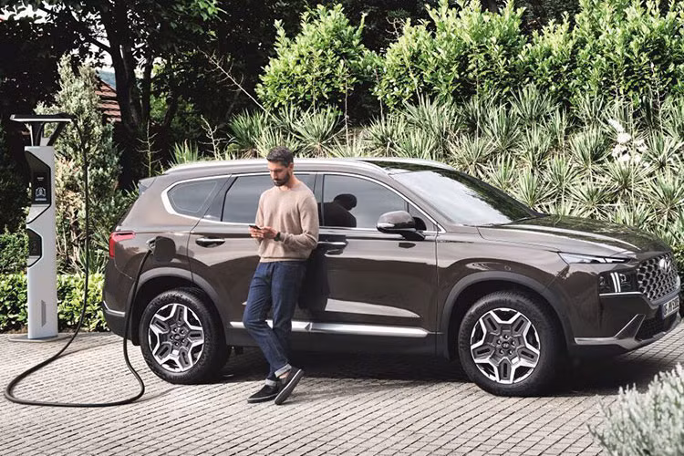 Thật đáng tiếc khi phiên bản Hybrid lẫn PHEV của Santa Fe facelift không được ra mắt tại thị trường Việt Nam. Cả 6 phiên bản của Hyundai SantaFe 2022 đang được phân phối ở các đại lý đều là động cơ xăng hoặc dầu. SantaFe mới tại Việt Nam có giá bán dao động từ 1,03 - 1,34 tỷ đồng.