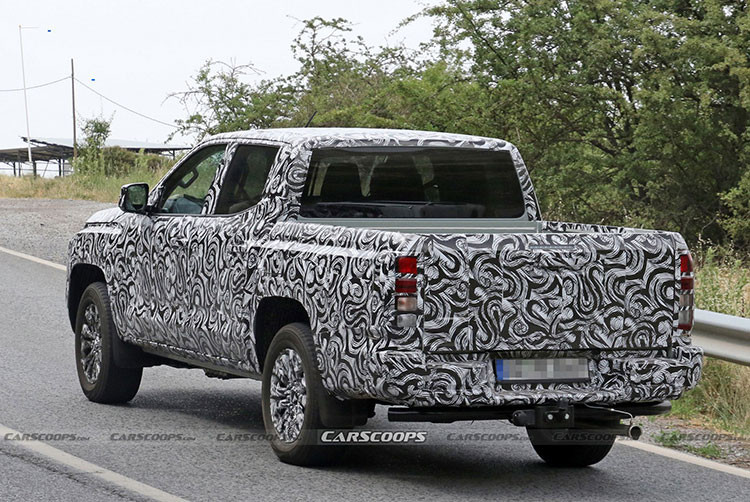 Xe ban tai Mitsubishi Triton 2024 bat ngo lo dien tren duong thu-Hinh-2