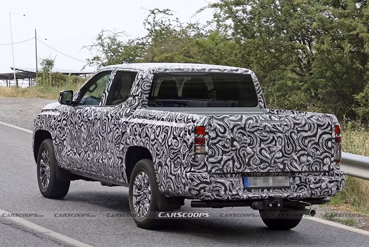 Xe ban tai Mitsubishi Triton 2024 bat ngo lo dien tren duong thu-Hinh-2