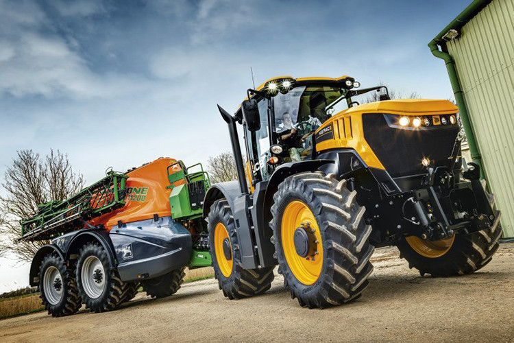 Như vậy, sau cỗ máy cắt cỏ đạt tốc độ hơn 160 km/h của Honda, giờ là đến một cỗ máy cầy JCB Fastrac 8000 đạt kỷ lục thế giới với 166,7 km/h.