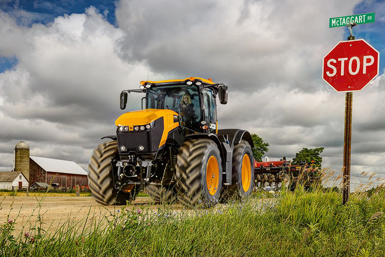 Dựa theo trang Farmer's Weekly, hộp số Agco CVT thông thường đã được thay thế bởi một hộp số sàn 6 cấp ZF. Siêu máy cày JCB được làm nhẹ hơn và có bộ phận khí động học được cải thiện với sự giúp đỡ từ công ty Williams Advanced Engineeringb - đội ngũ có kinh nghiệm với xe F1.