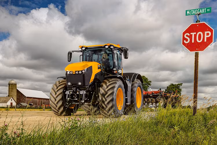 Dựa theo trang Farmer's Weekly, hộp số Agco CVT thông thường đã được thay thế bởi một hộp số sàn 6 cấp ZF. Siêu máy cày JCB được làm nhẹ hơn và có bộ phận khí động học được cải thiện với sự giúp đỡ từ công ty Williams Advanced Engineeringb - đội ngũ có kinh nghiệm với xe F1.