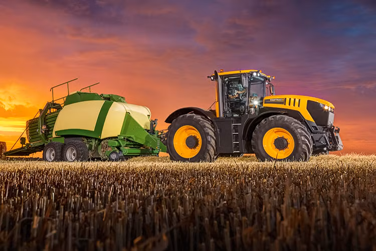 Được chế tạo bí mật trong vài tháng qua, cỗ máy nông nghiệp tốc độ JCB Fastrac 8000 mới này được trang bị một động cơ dầu 6 xi-lanh dung tích 7.2 lít sản sinh 1.000 mã lực và mô-men xoắn cực đại 1.843 lb-ft.