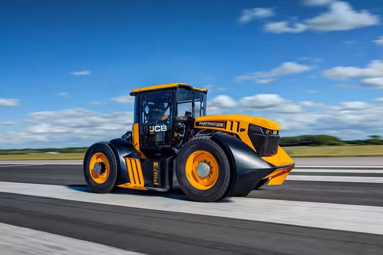 Nhà sản xuất trang bị công nghiệp Anh, JCB đã phá kỷ lục tốc độ tối đa dành cho máy cày, đạt tốc độ 166,7 km/h trong một phiên bản độ của mẫu máy cầy Fastrac 8000. Trước đây, kỷ lục này vốn thuộc về mẫu “Track-tor” sở hữu 500 mã lực của Top Gear với tốc độ tối đa 140 km/h.