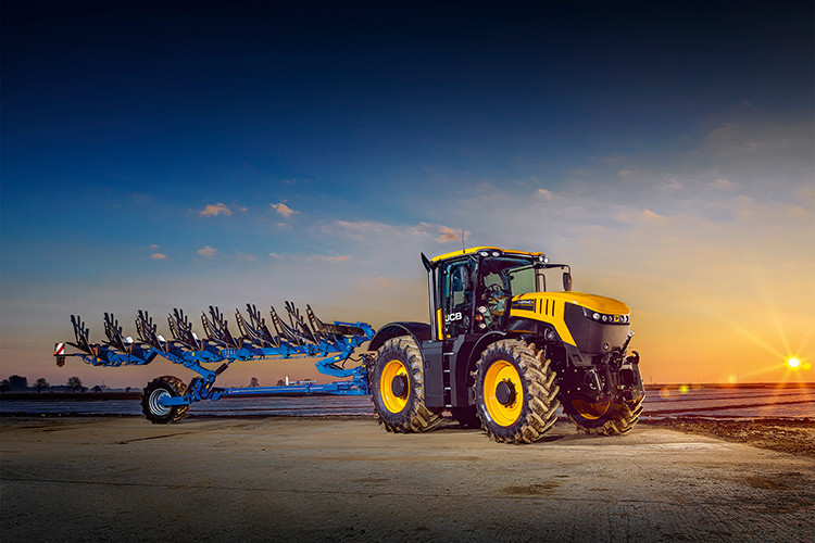 “Chúng tôi từ lâu đã nuôi giấc mơ xác lập kỷ lục tốc độ với máy cầy Fastrac và cả đội đã làm việc tận lực để đạt kết quả tuyệt vời này,” chủ tịch của JCB - ông Lord Bamford cho hay.