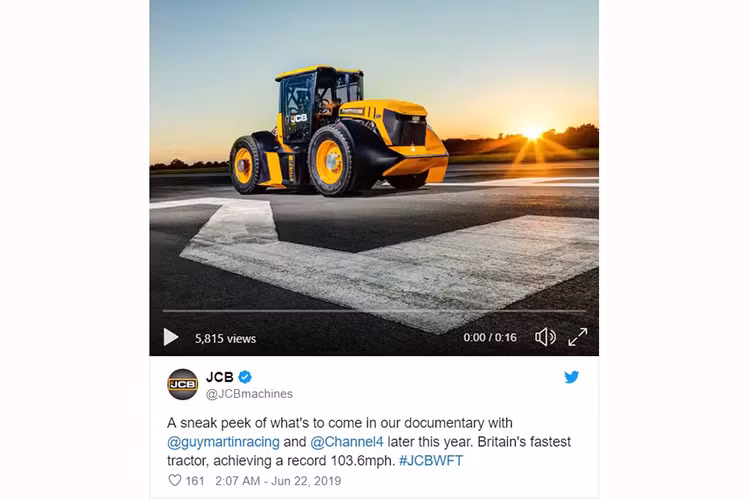 Bạn đừng nghĩ rằng việc độ một chiếc máy cầy để đạt tốc độ cao như thế là một âm mưu đến từ một kỹ sư nổi loạn nào đó. Thực tế toàn bộ chuyện này là ý tưởng của chủ tịch JCB, ông Lord Bamford.